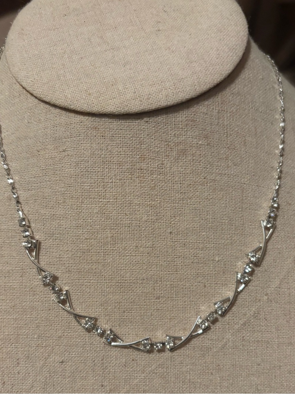 Delicate Silver tone Crystal Necklace - very pretty